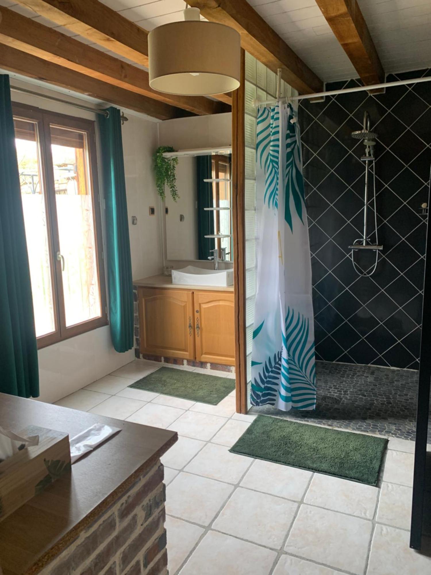 Salon Independant, Salle De Bain Wc Prives, Jardin Prive, Piscine Partagee Pres D'un Privatunterkunft